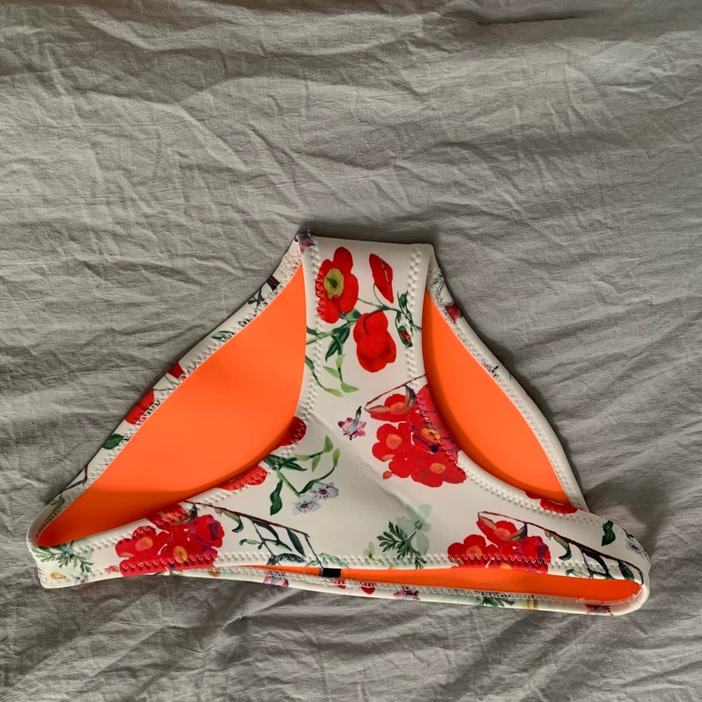 Triangl white flower bottoms